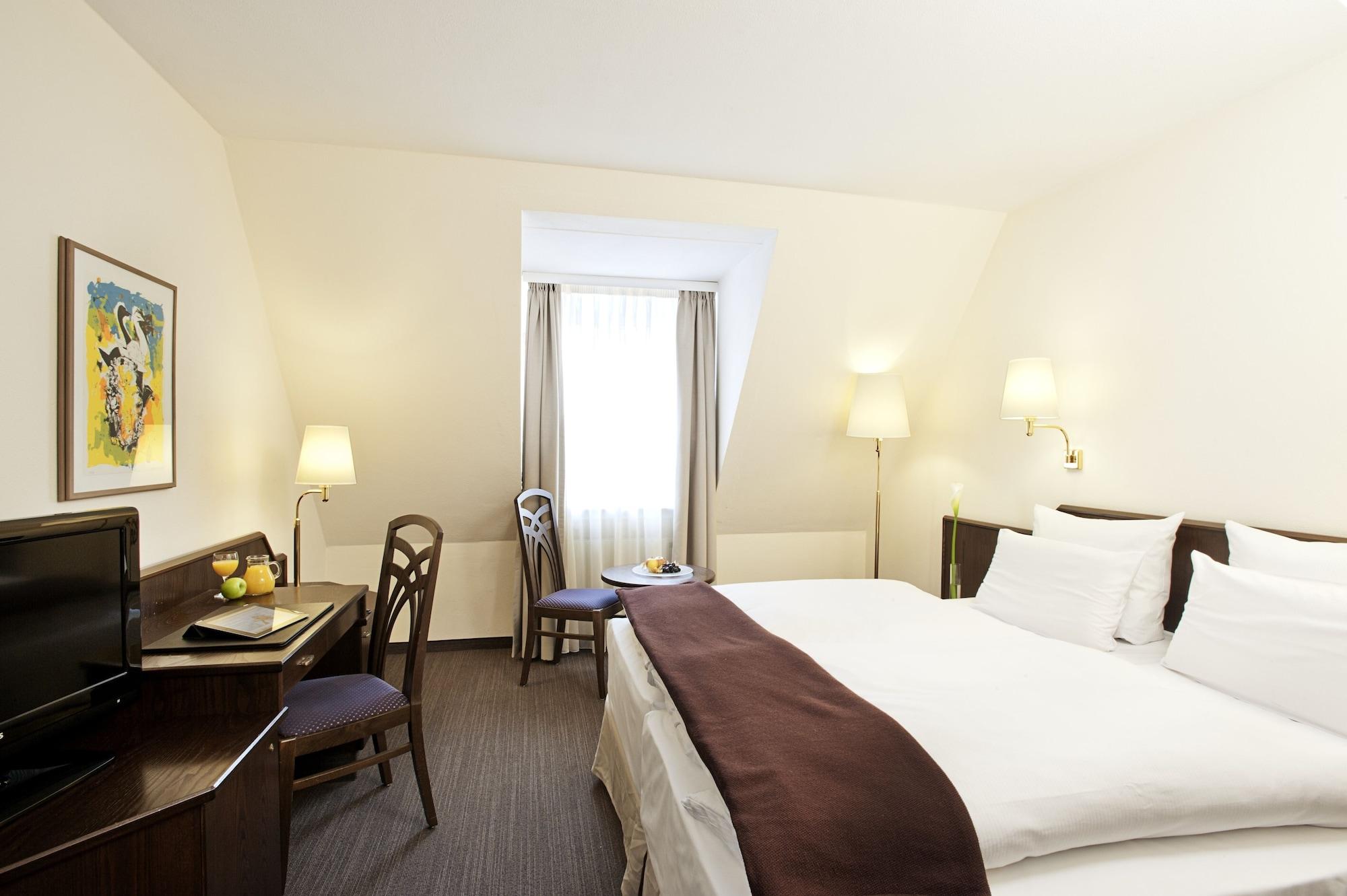 Hotel Kloesterle Noerdlingen - In Kuerze Elaya Hotel Kloesterle Nördlingen Buitenkant foto