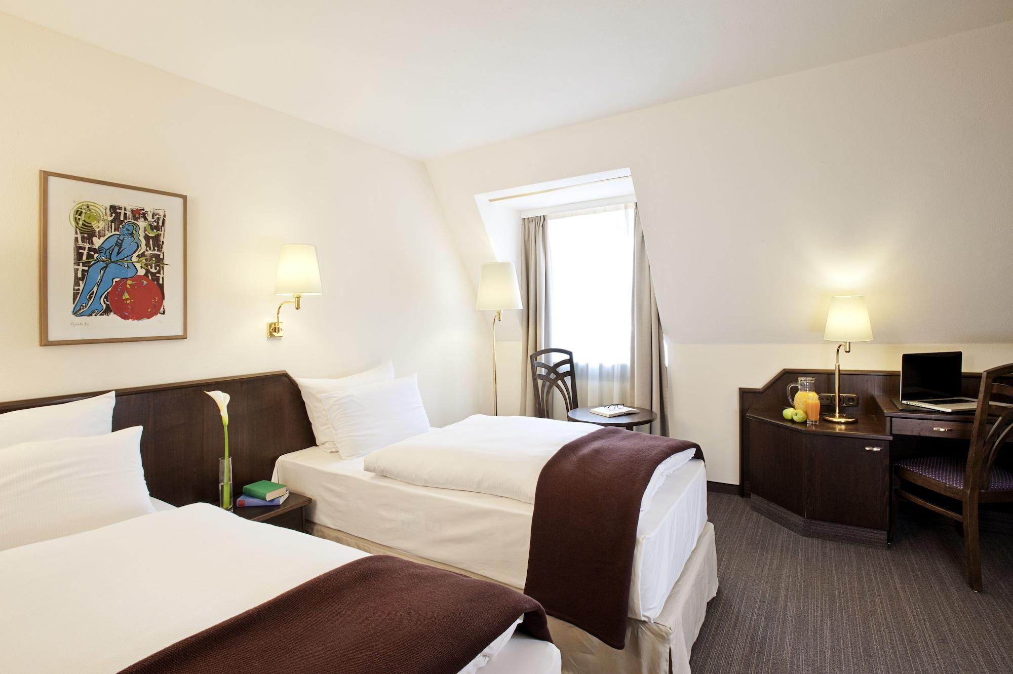 Hotel Kloesterle Noerdlingen - In Kuerze Elaya Hotel Kloesterle Nördlingen Buitenkant foto