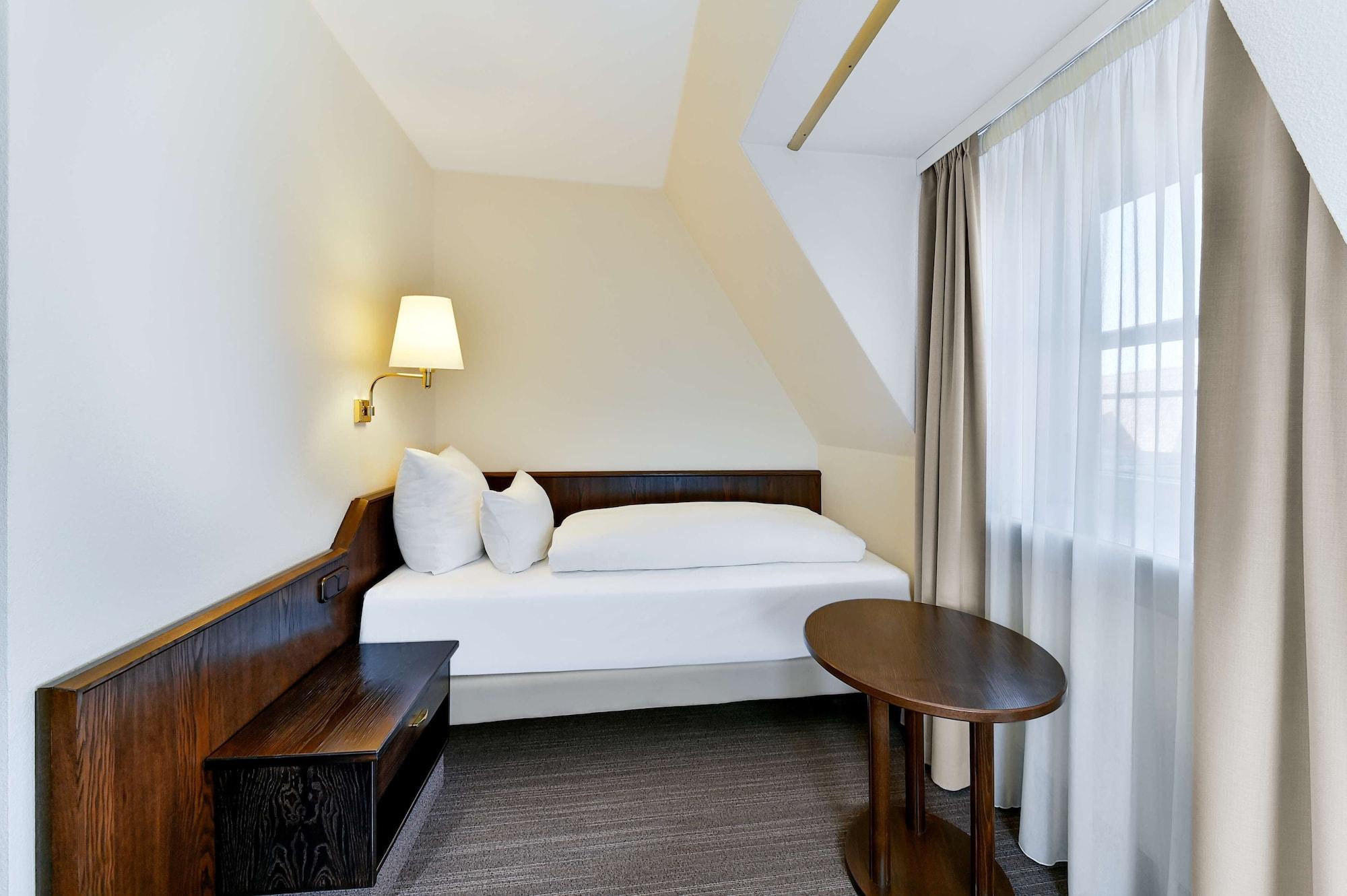 Hotel Kloesterle Noerdlingen - In Kuerze Elaya Hotel Kloesterle Nördlingen Buitenkant foto