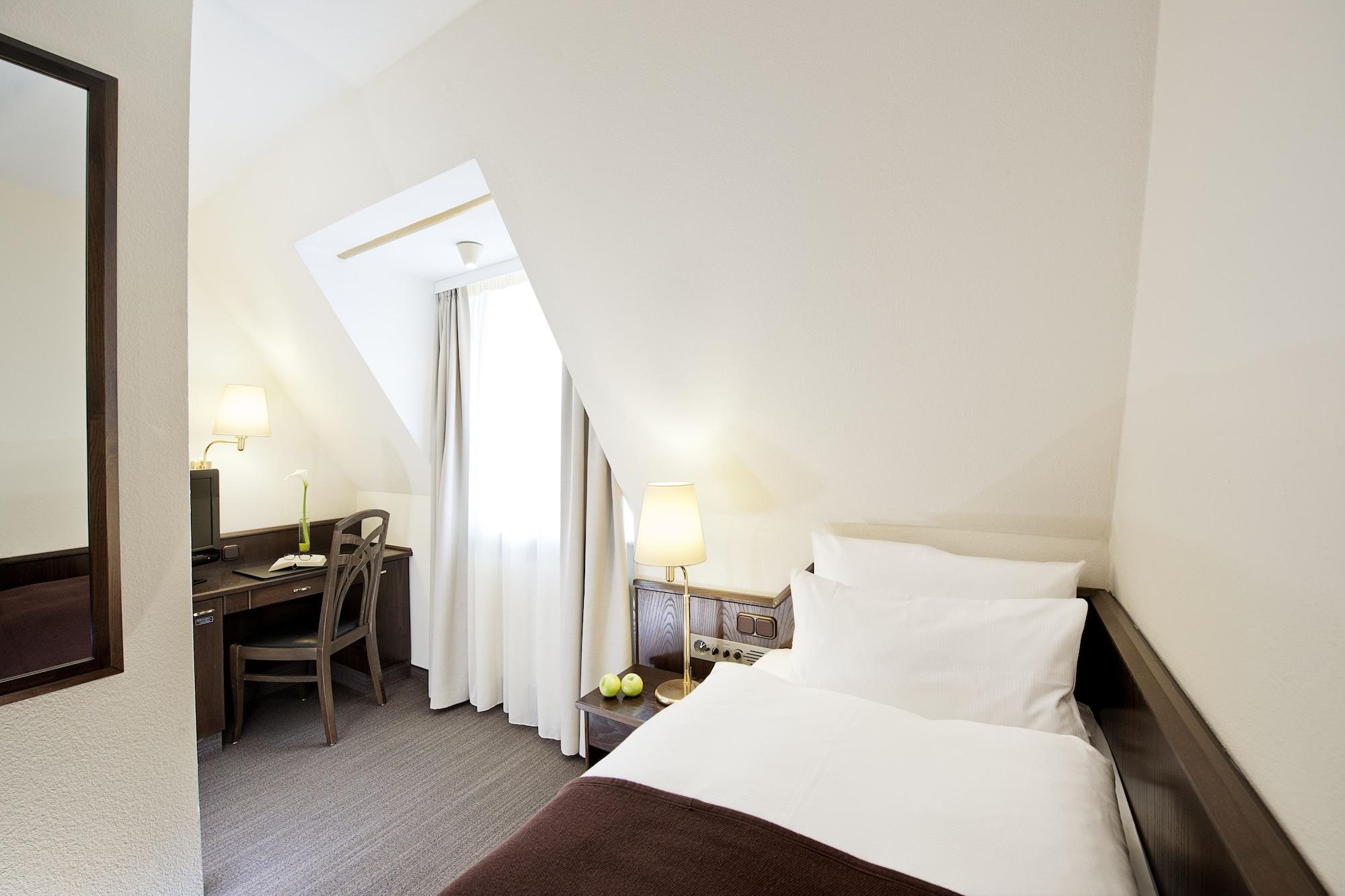 Hotel Kloesterle Noerdlingen - In Kuerze Elaya Hotel Kloesterle Nördlingen Buitenkant foto