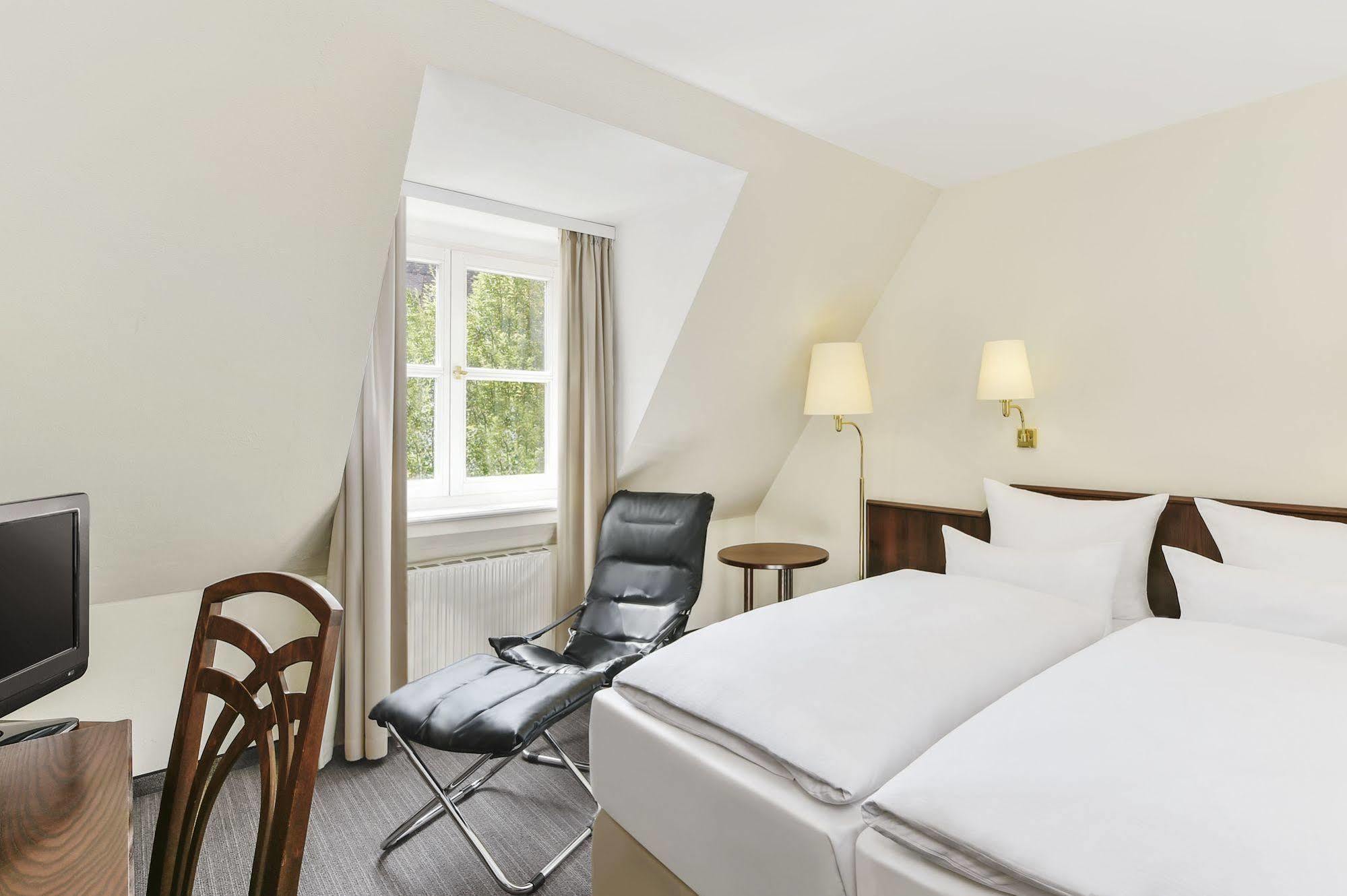 Hotel Kloesterle Noerdlingen - In Kuerze Elaya Hotel Kloesterle Nördlingen Buitenkant foto